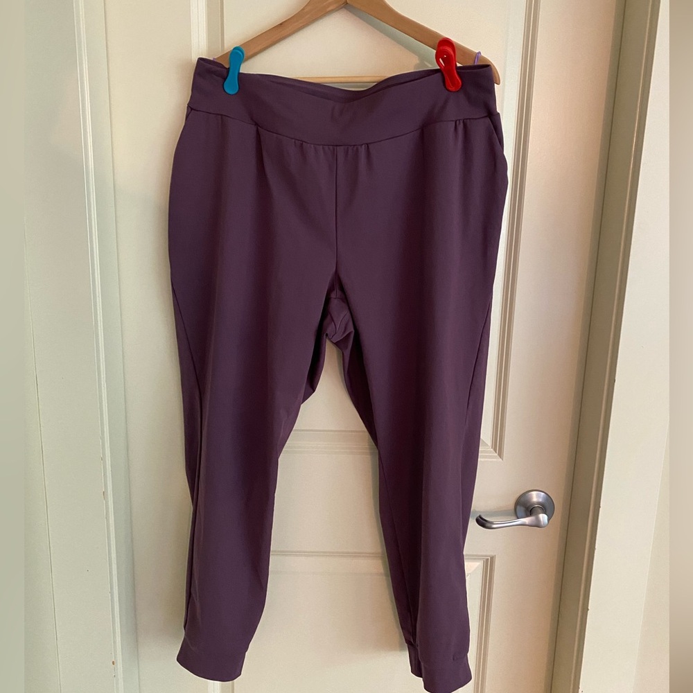 Mountain Hardware women’s crop. Size XL. Colour is a dusty mauve.